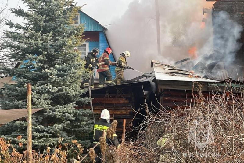    Фото: telegram-канал ГУ МЧС по Свердловской области. Сгорели два садовых домика