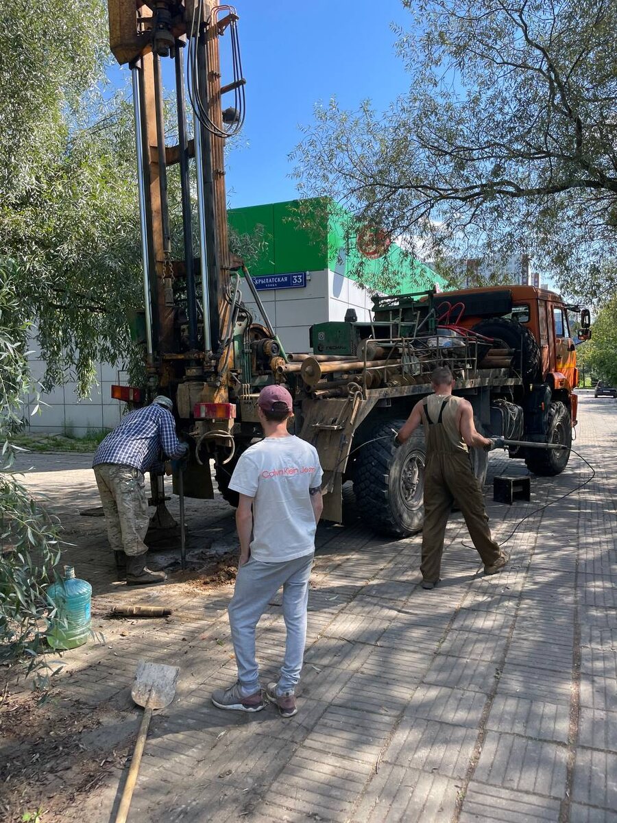 Какие-то люди что-то делают