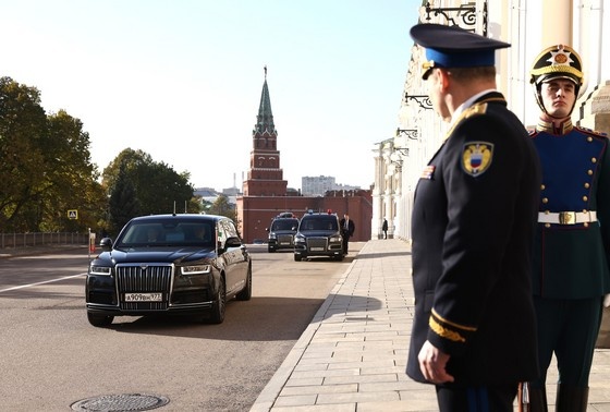   Владимир Путин и президент ОАЭ Мухаммед Аль Нахайян прибывают к Большому Кремлёвскому дворцу