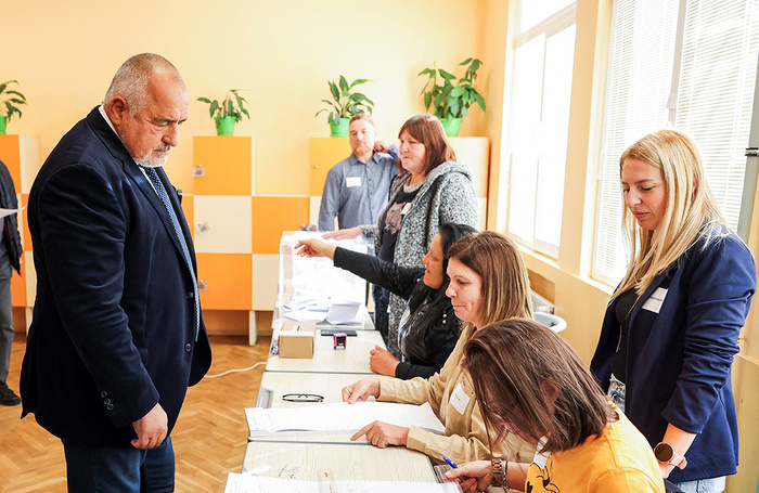    Основатель и председатель политической партии «Граждане за европейское развитие Болгарии» Бойко Борисов на избирательном участке.Stoyan Nenov/Reuters