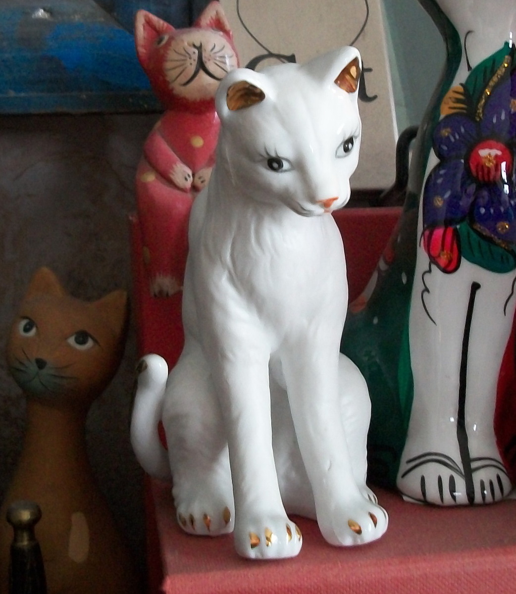 Белая кошка, фарфор, Германия / МОСКОВСКИЙ МУЗЕЙ КОШКИ