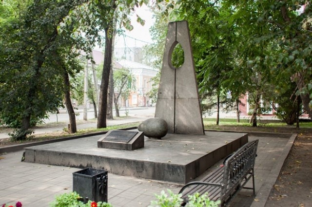 Памятник "Яйцо"