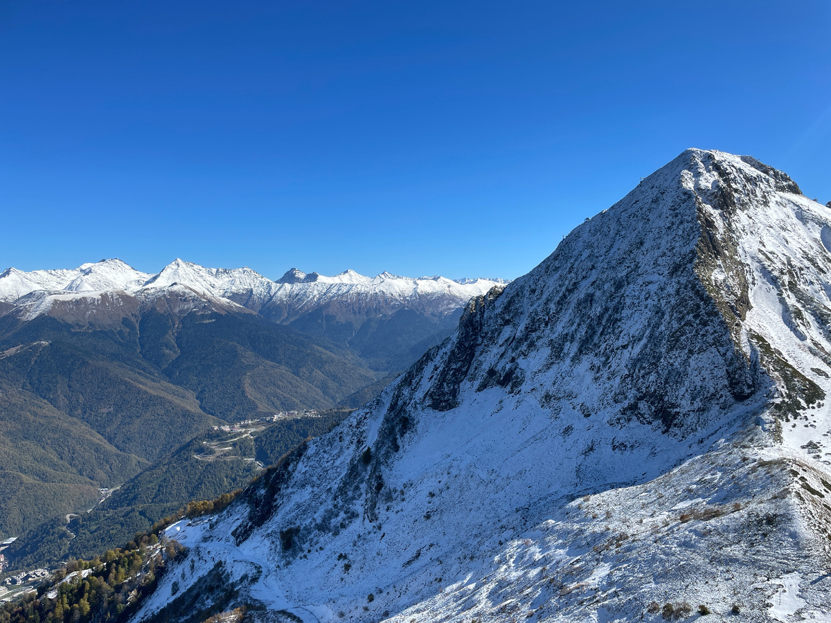 Вид на горы со смотровой площадки. Курорт Красная Поляна.