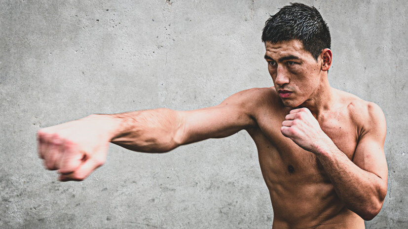 Дмитрий Бивол выполняет упражнение "Бой с тенью".