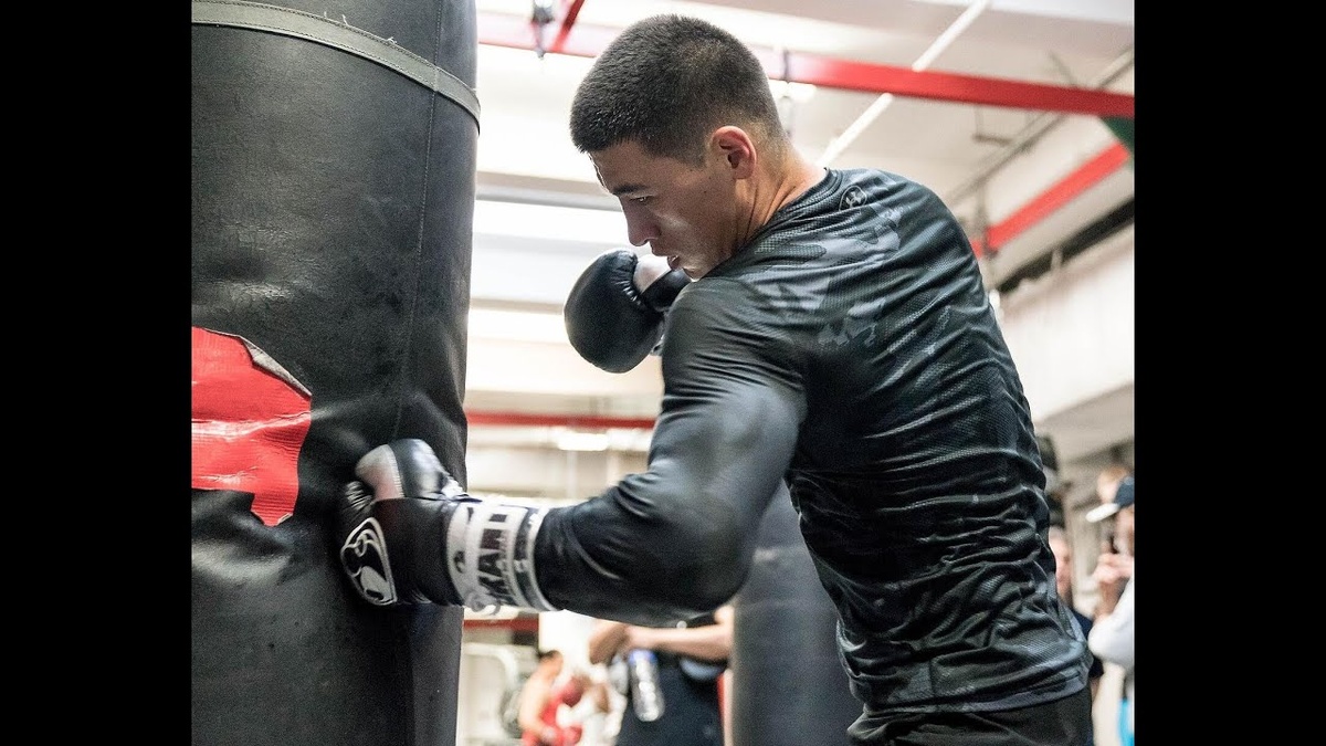 Дмитрий Бивол оттачивает удар на тяжелом мешке