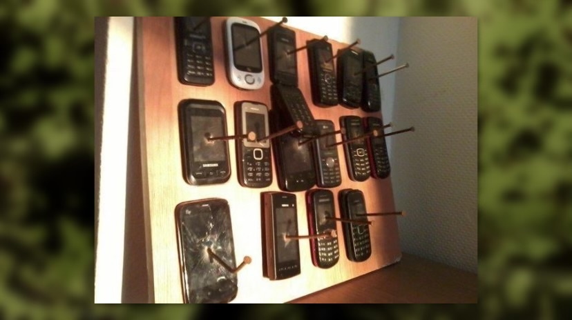Прибивать мобильные телефоны военнослужащих к деревянным поверхностям было модно в 2010 годах.