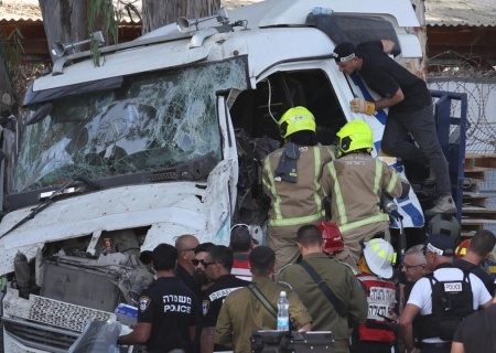    Теракт в Тель-Авиве. Грузовик въехал в автобусную остановку, десятки пострадавших