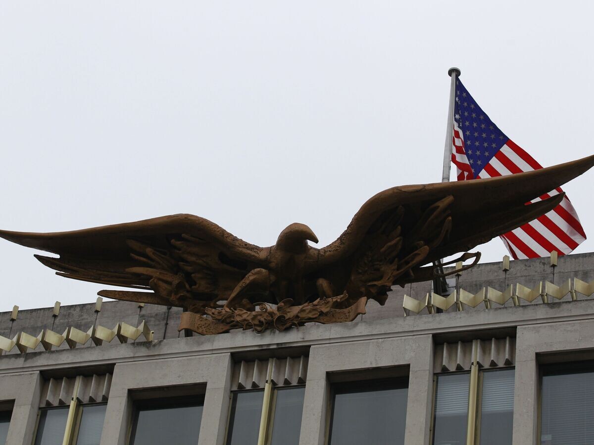    Флаг США над зданием американского посольства в Лондоне © AP Photo / Matt Dunham