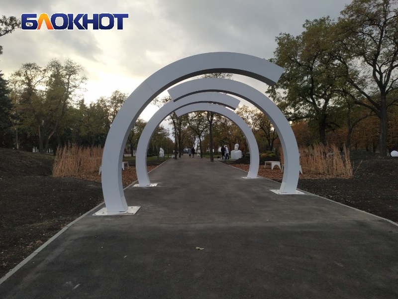 Арка на входе в сквер Молодоженов 