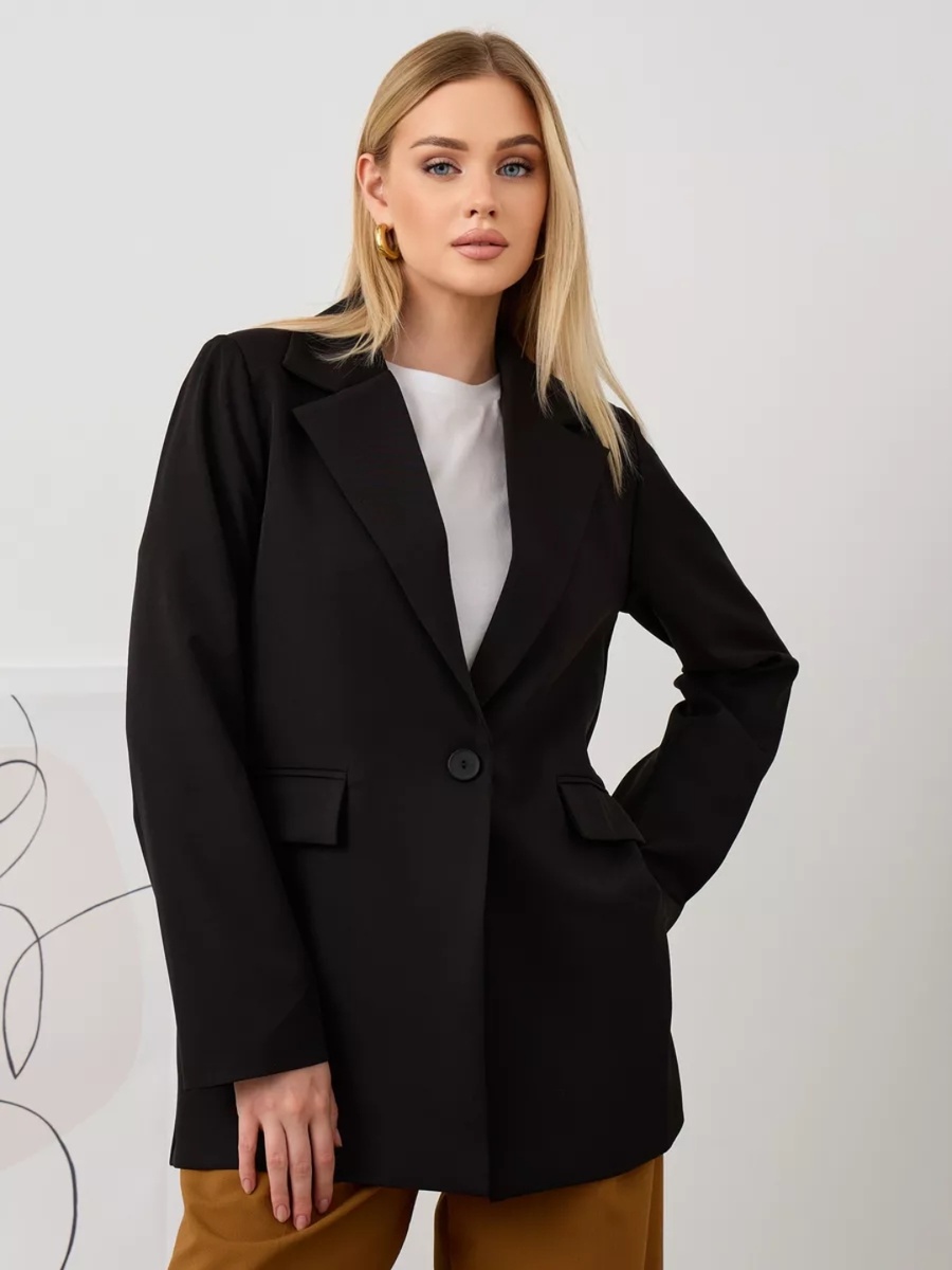 Листайте галерею, чтобы посмотреть, как жакет выглядит в реальности