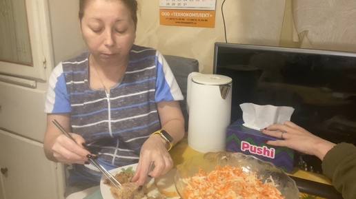 человек ест салат с дайконом в уютной кухне