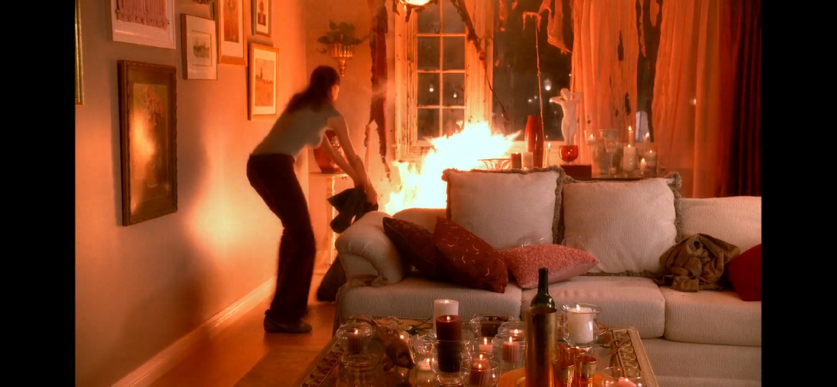 Сьюзен совершает акт вандализма в доме Идди Брит