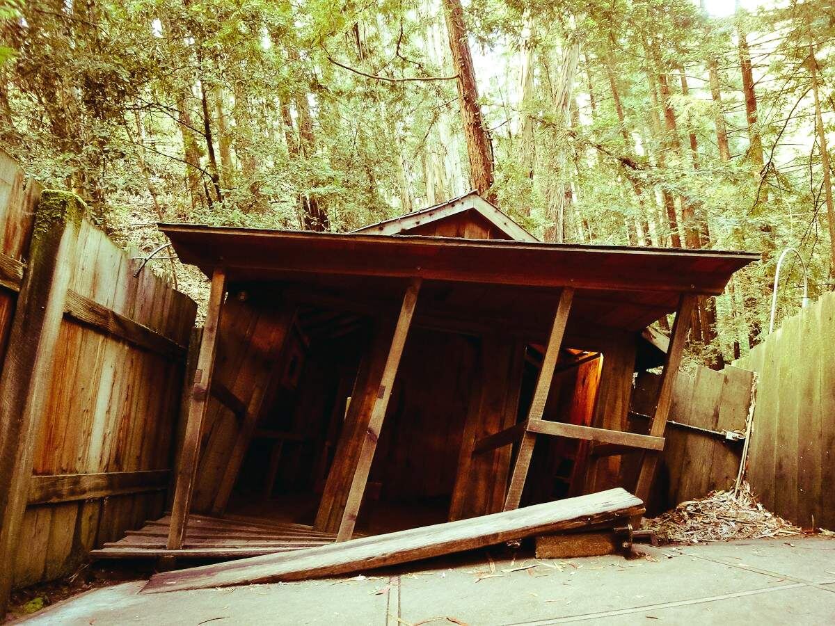 Кривой домик в Mistery Spot. Источник: Яндекс картинки