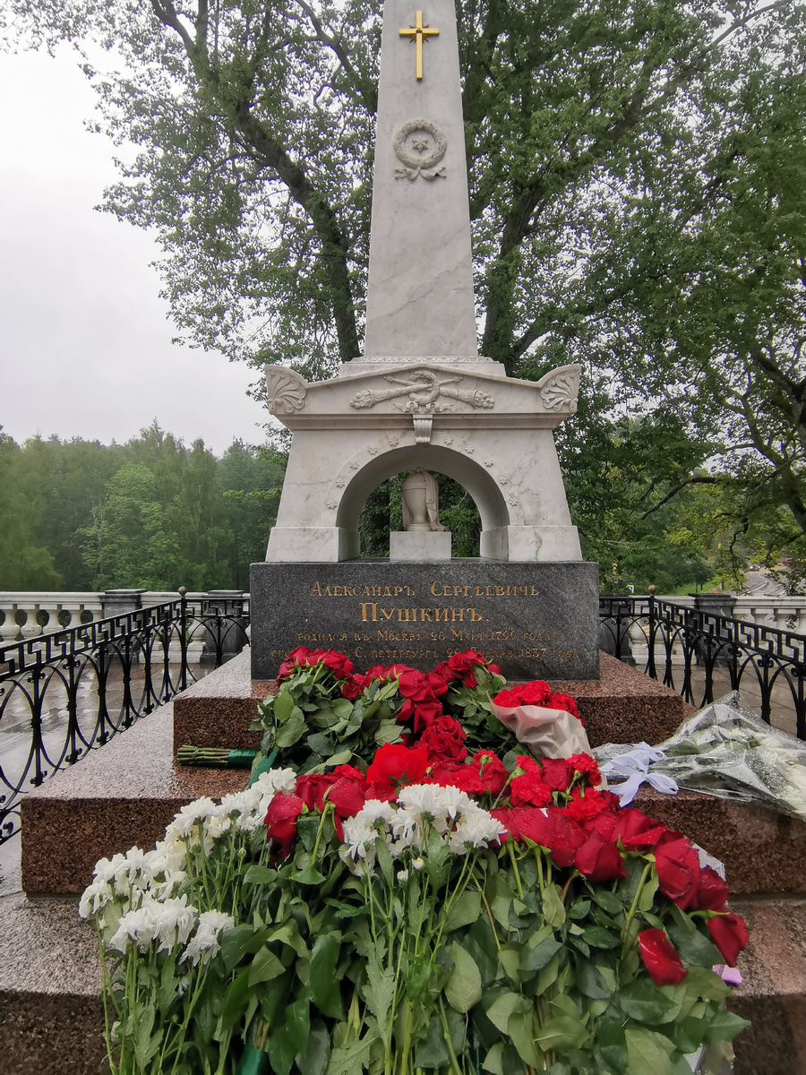 Могила А.С. Пушкину в Святогорском Успенском монастыре