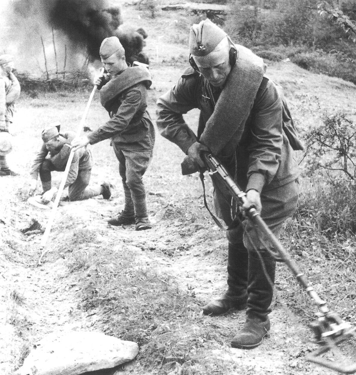 Саперы на разминировании. Фото из открытых источников