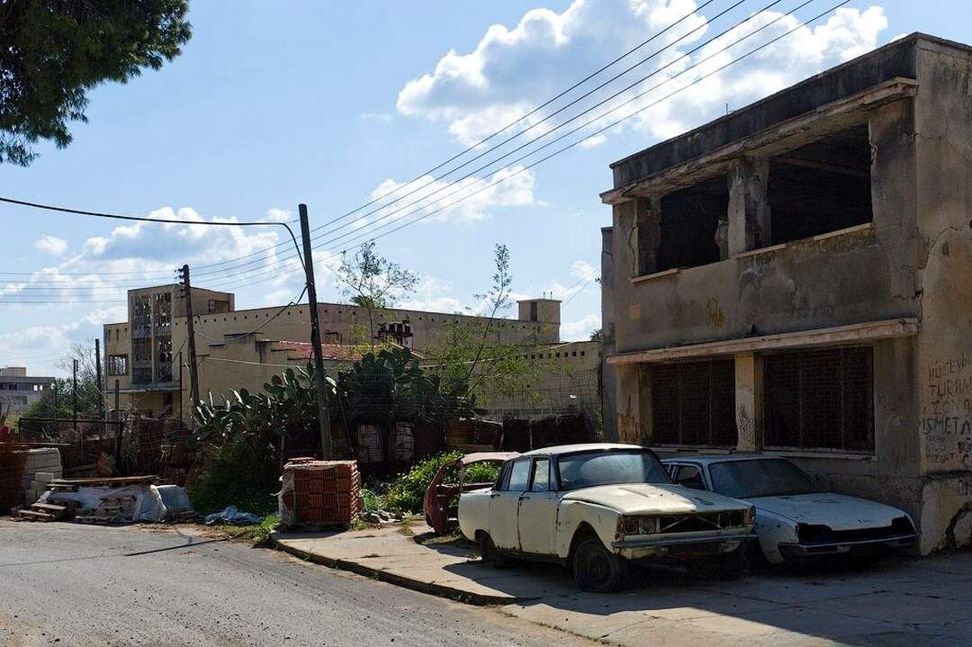 На улицах довольно много старых, проржавевших машин. Источник: Яндекс картинки