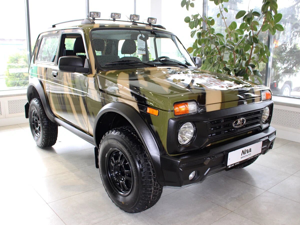 Lada Niva Legend (стоимость нового автомобиля 3-дверной версии – от 632 900 рублей, средняя цена на вторичном рынке – 270 000 руб.)