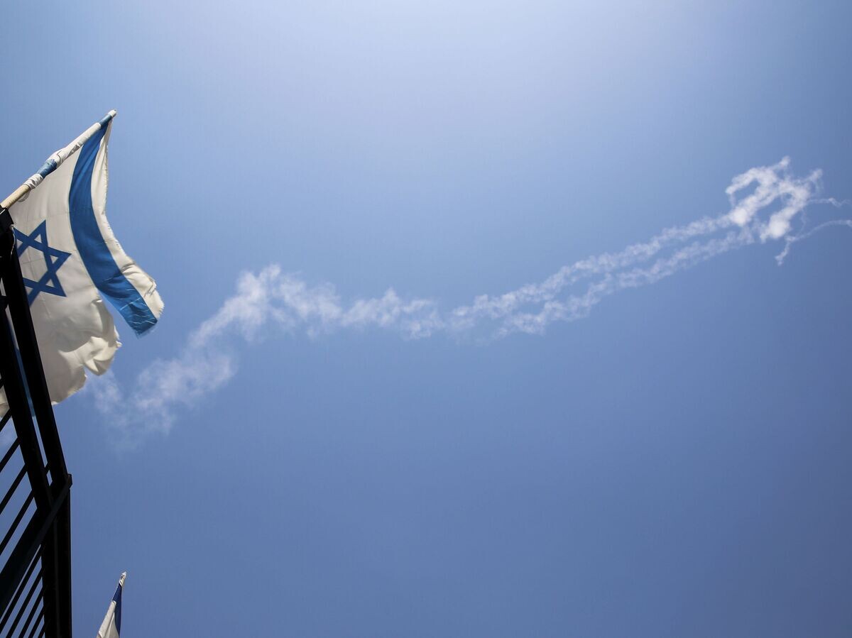    Следы ракет в небе на севере Израиля© AP Photo / Flash90 / David Cohen