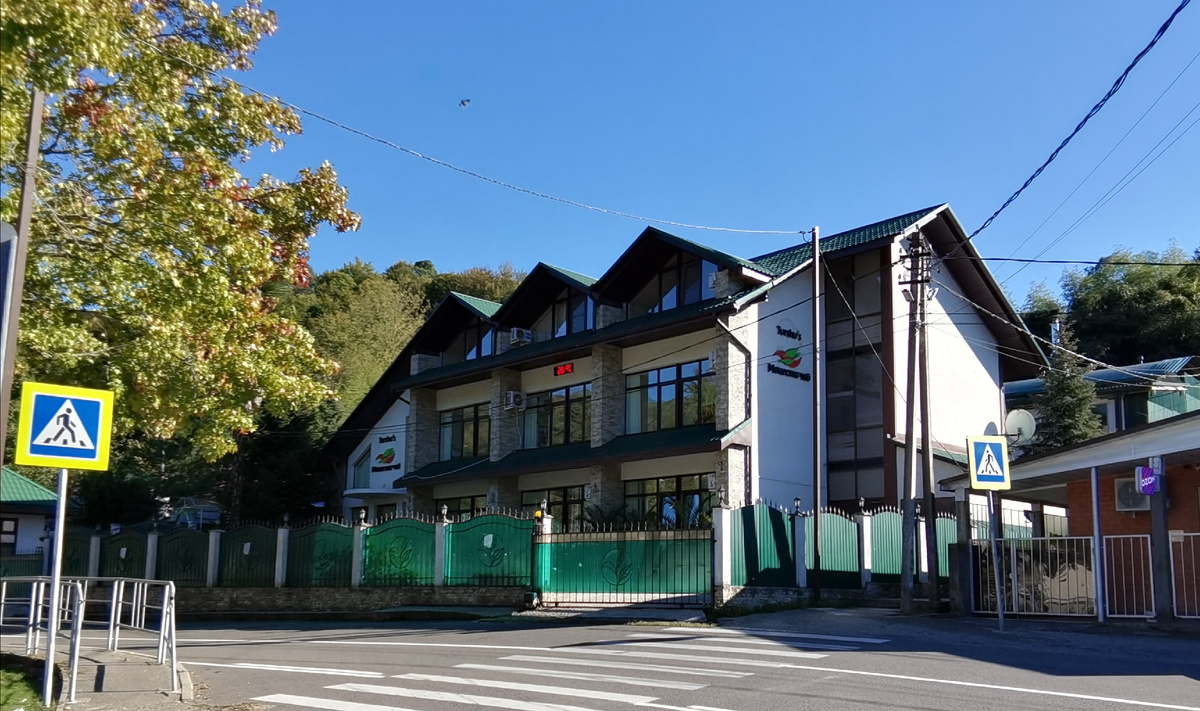 Контора чайсовхоза. Дальше по дороге (влево) ждут туристов с распростёртыми объятьями и чаем во всех его агрегатных состояниях )