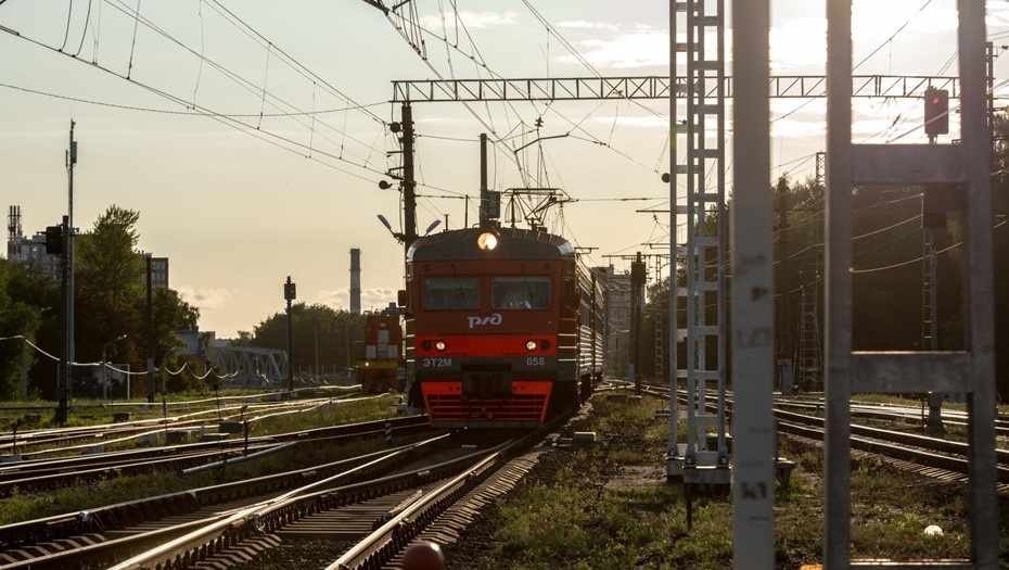    Железнодорожная станция Кушелевка. Электропоезд Автор фото: Тихонов Михаил