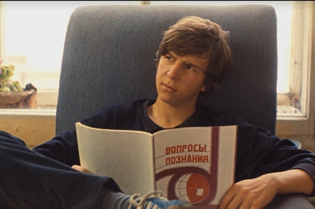 Кадр из шикарного советского фильма "Курьер"