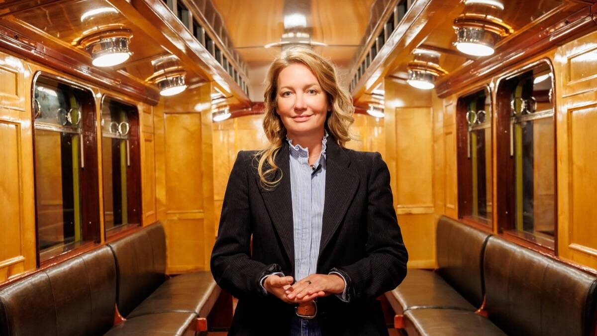    Директор музея Транспорта Москвы Оксана Бондаренко в уникальном вагоне 1927 года / Фото: Пресс-служба Музея Транспорта