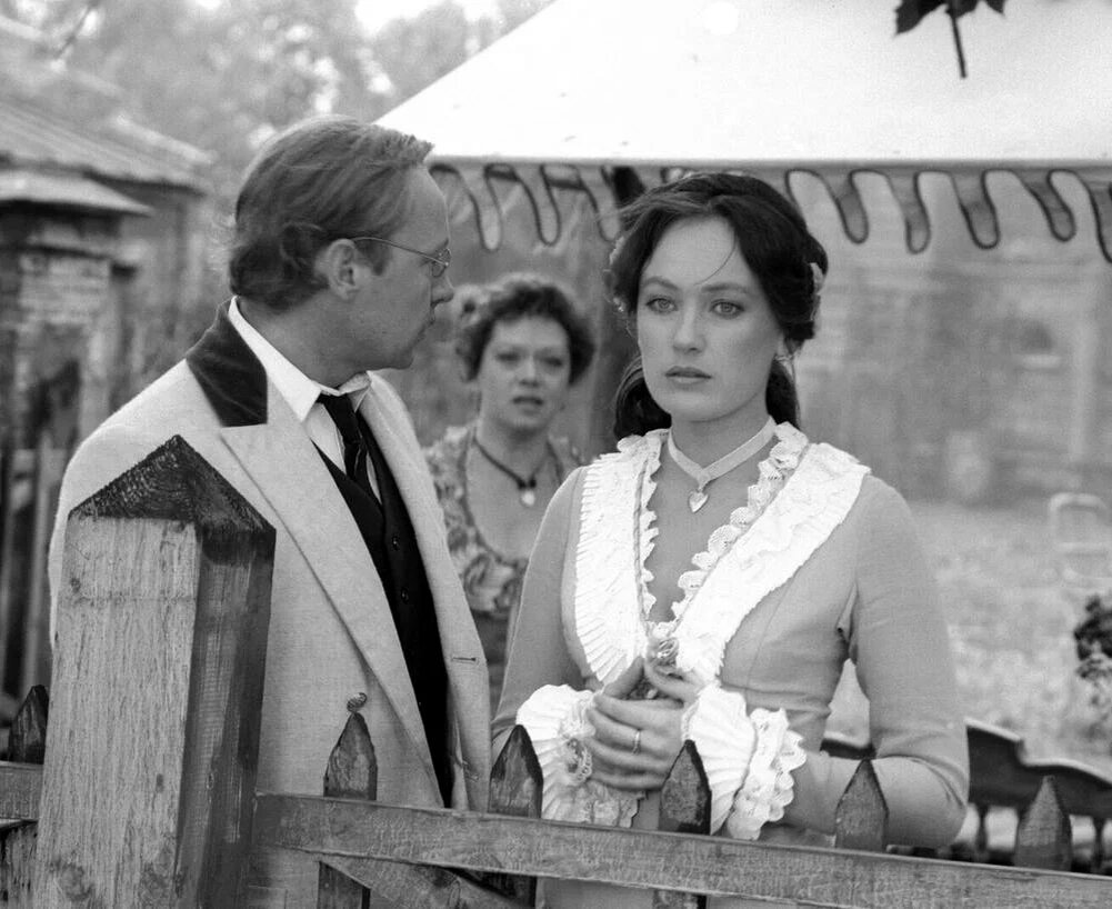 Кадр из фильма "Жестокий романс" (1984)