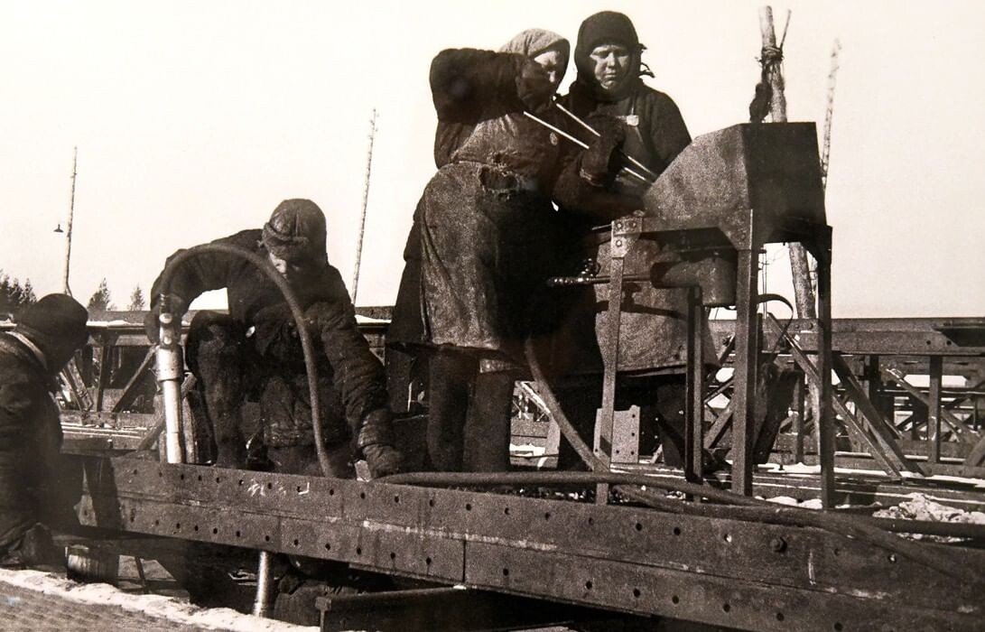 Женщины на строительстве Уралмаша. Источник: Яндекс картинки