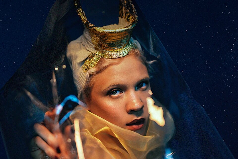 "Дорогу мне, я иду русской походкой В жизни такая же, как и на фотках
Накину шубу, и вау вау вау
Самая модная фрау фрау"(с)  Фото: Тина Кузнецова spb.kp.ru