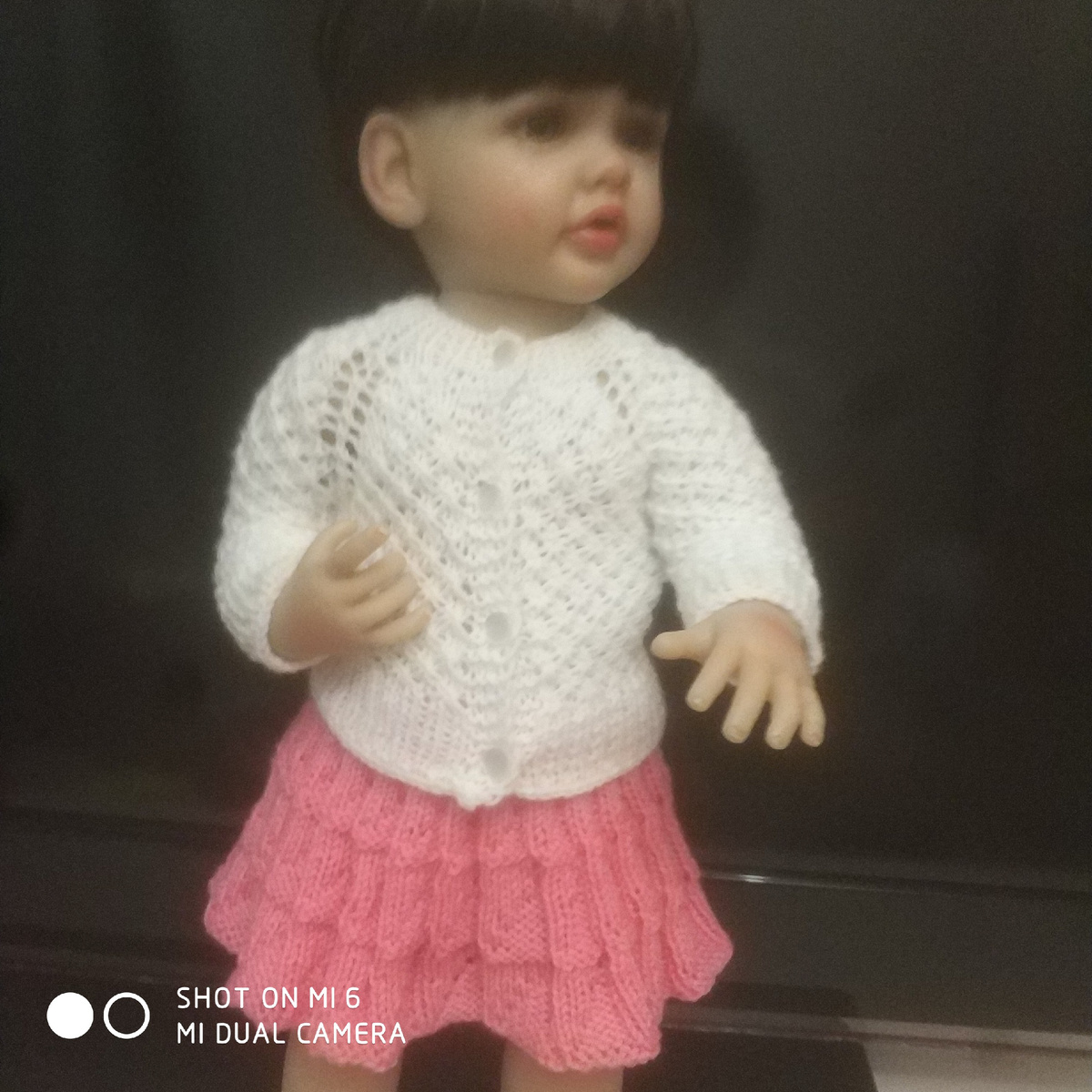 Вяжу горловину и планку для застёжки на планку с одной и другой стороны я взяла по4 петли.Вяжку 4 петли застежки52 петли резинкой1*1 ,4петли платочной вязкой .провязываю 2 ряда и вяжу петли для застёжки следующим образом.4 петли застёжка платочной вязкой 52 петли резинкой1*1 далее1 лицевая,накид,2 вместе лицевой,1 лицевая.Получается петля.По изнанке провязываю по рисунку.Петли делаю по всей длине кофточки равномерно.Вяжу горловину на нужную длину см 2-3.Перехожу на основной узор и распределяю петли ,регланные линии, перед,спинка,рукава.На перед всегда петель нужно оставлять больше . Делю на 3 части и вычитаю  4 регланные линии 60-4-56делю на3части-по18 петель,убираю  с рукавов и спинки по4 петли и переношу  их на полочки.Начинаю вязать кофточку основным узором звездочка,он есть у меня в описании ,но я ещё нарисовала схему 