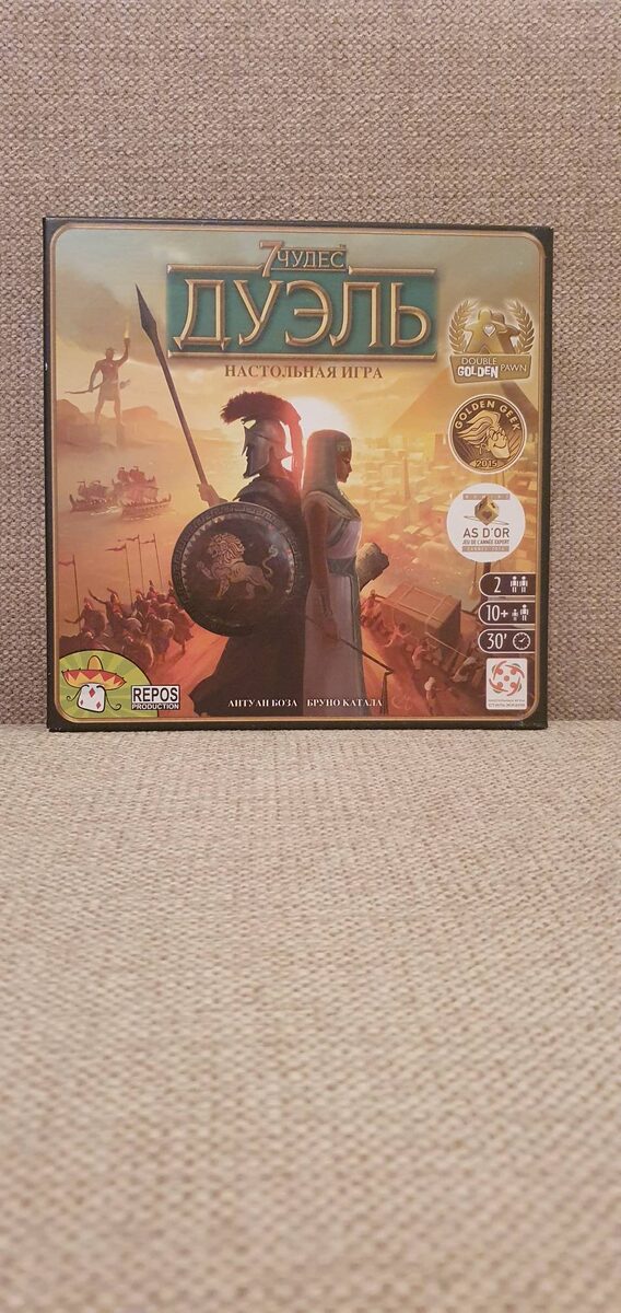 В небольшой коробочке большое кол- во компонентов.  У игры есть много наград.