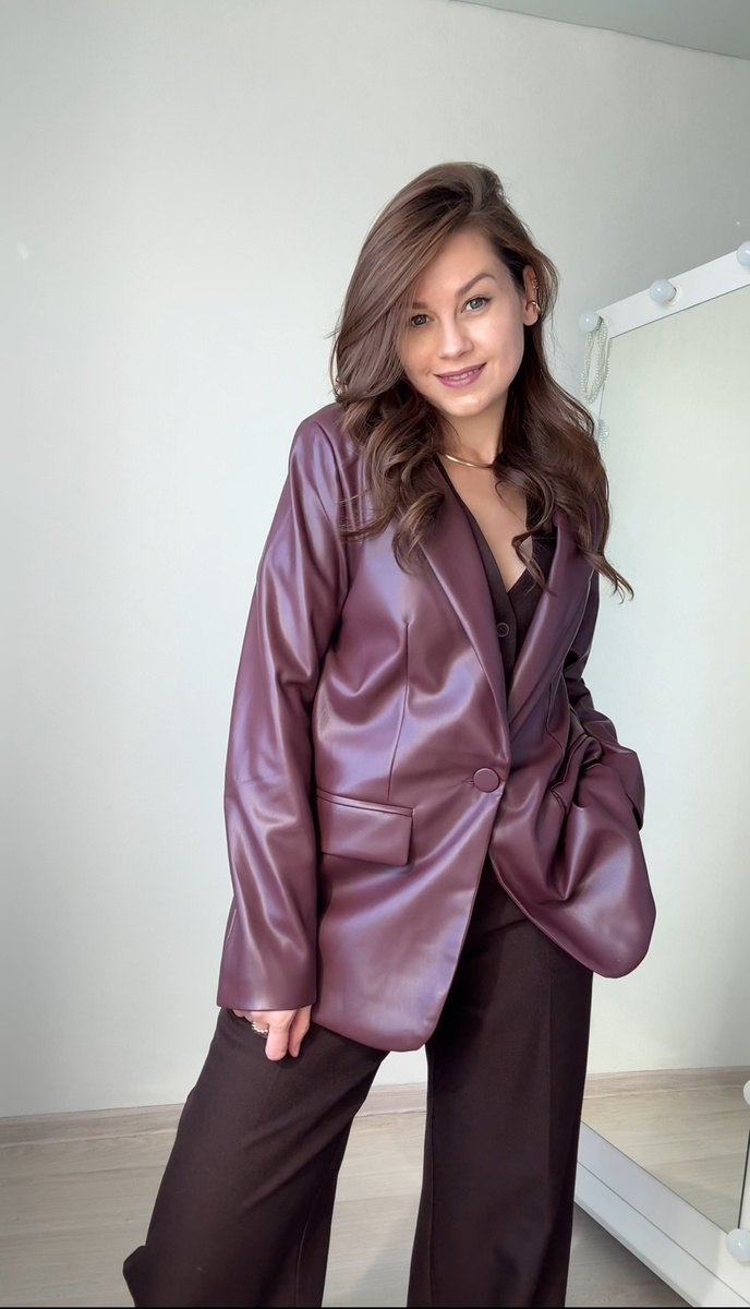 Артикул пиджака 251871691. На мне размер S. Осенью носим как верхнюю одежду, зимой как второй слой.