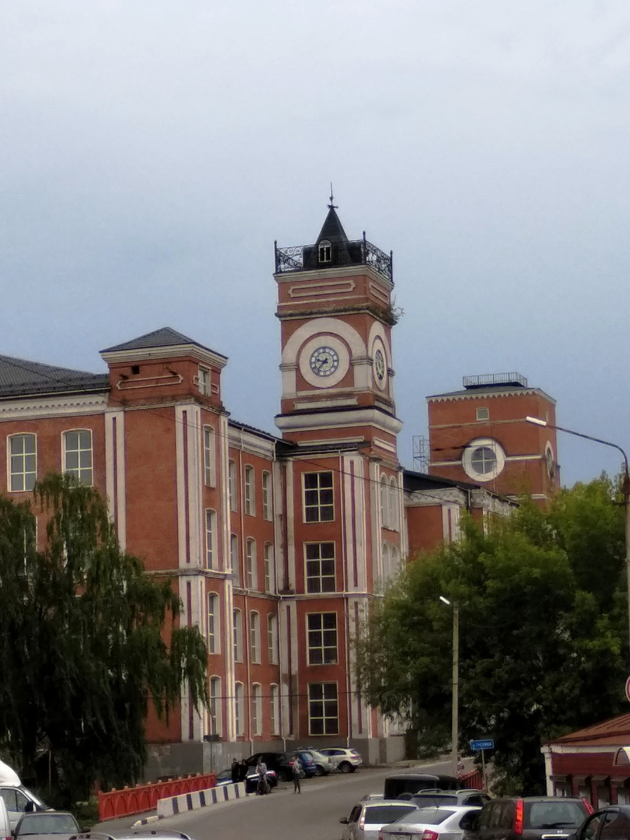 Здание бывшей Хлудовской мануфактуры (листайте)