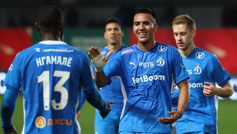    Футболисты «Динамо» Роберто Фернандес (в центре), Николя Муми Нгамале и Даниил Фомин празднуют гол в ворота «Химок» (4:3) в матче 13-го тура РПЛ 27 октября 2024 года.Александр Федоров