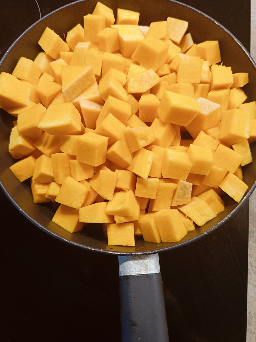 Обжариваем кусочки тыквы на сильном огне.