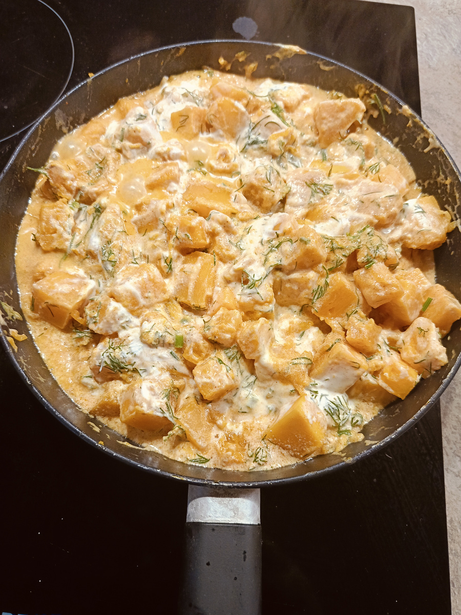 Добавляем соус и тушим.