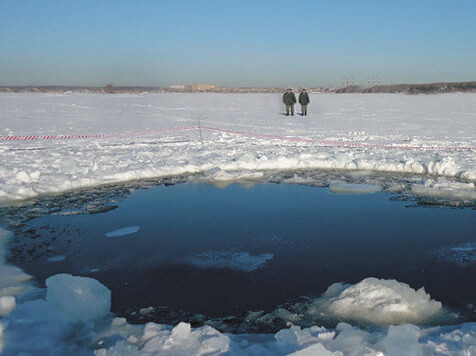 Пробоина во льду озера Чебаркуль. Из открытых источников.