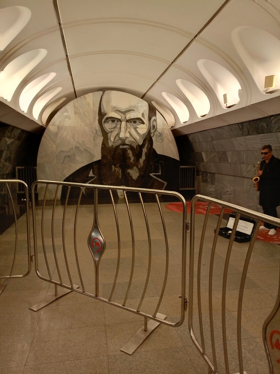 Экскурсия начиналась у этой станции метро. Догадаетесь, как она называется?