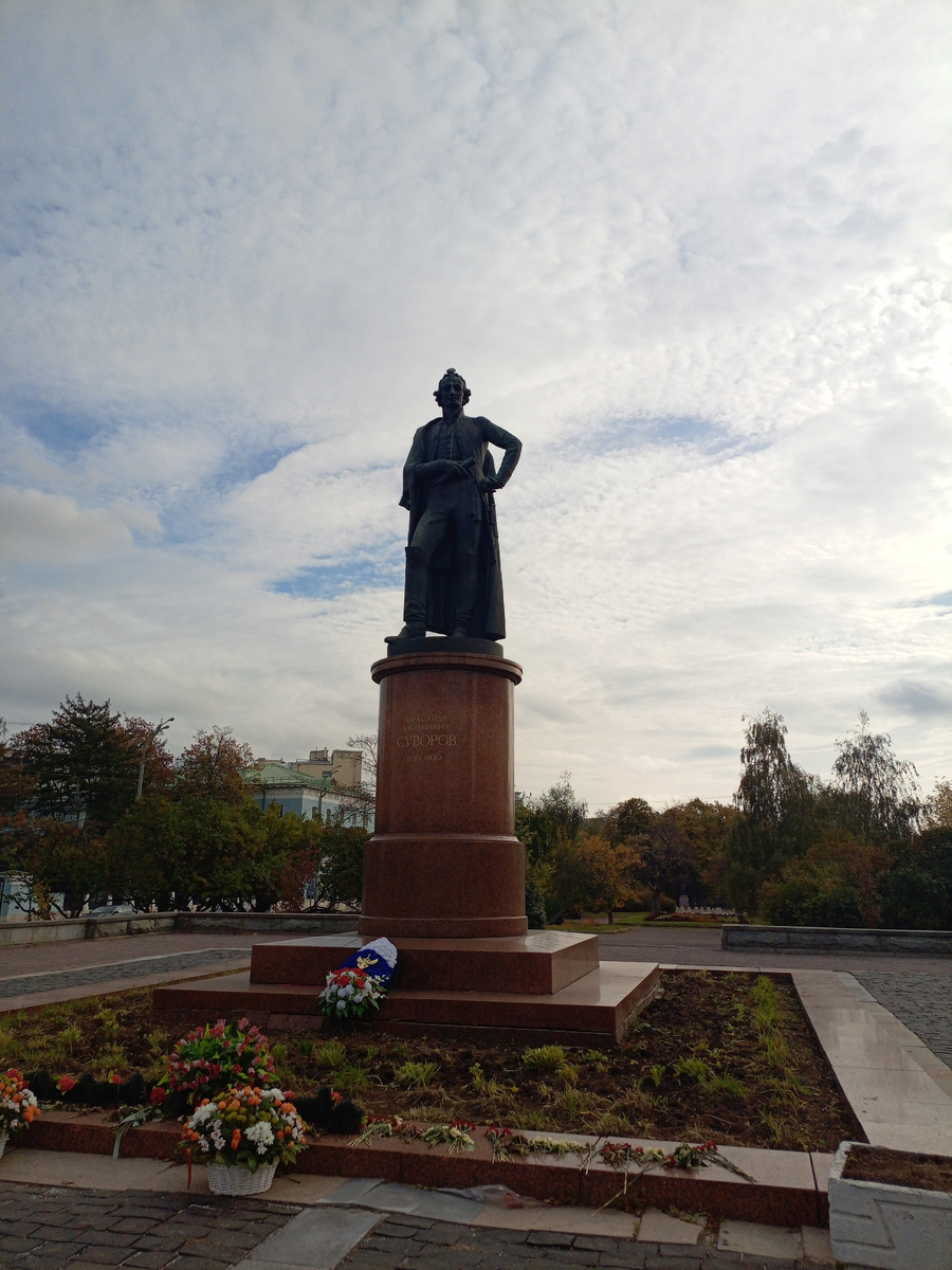 Памятник Суворову