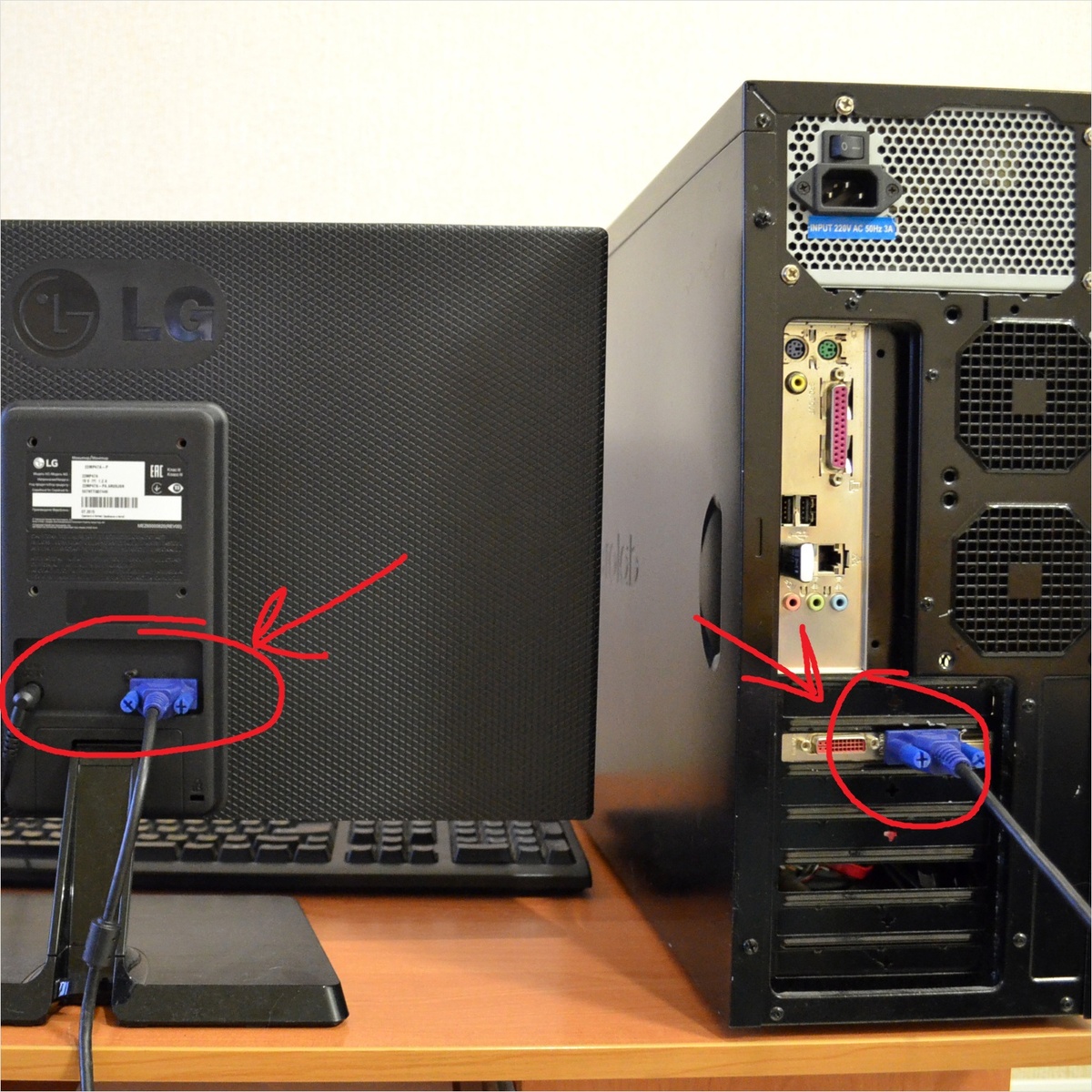 Проверяем кабель питания монитора, а также его подключение к компьютеру. В данном случае, кабель VGA, у вас может быть любой другой, лишь бы был подключен)).
Фото из открытых источников