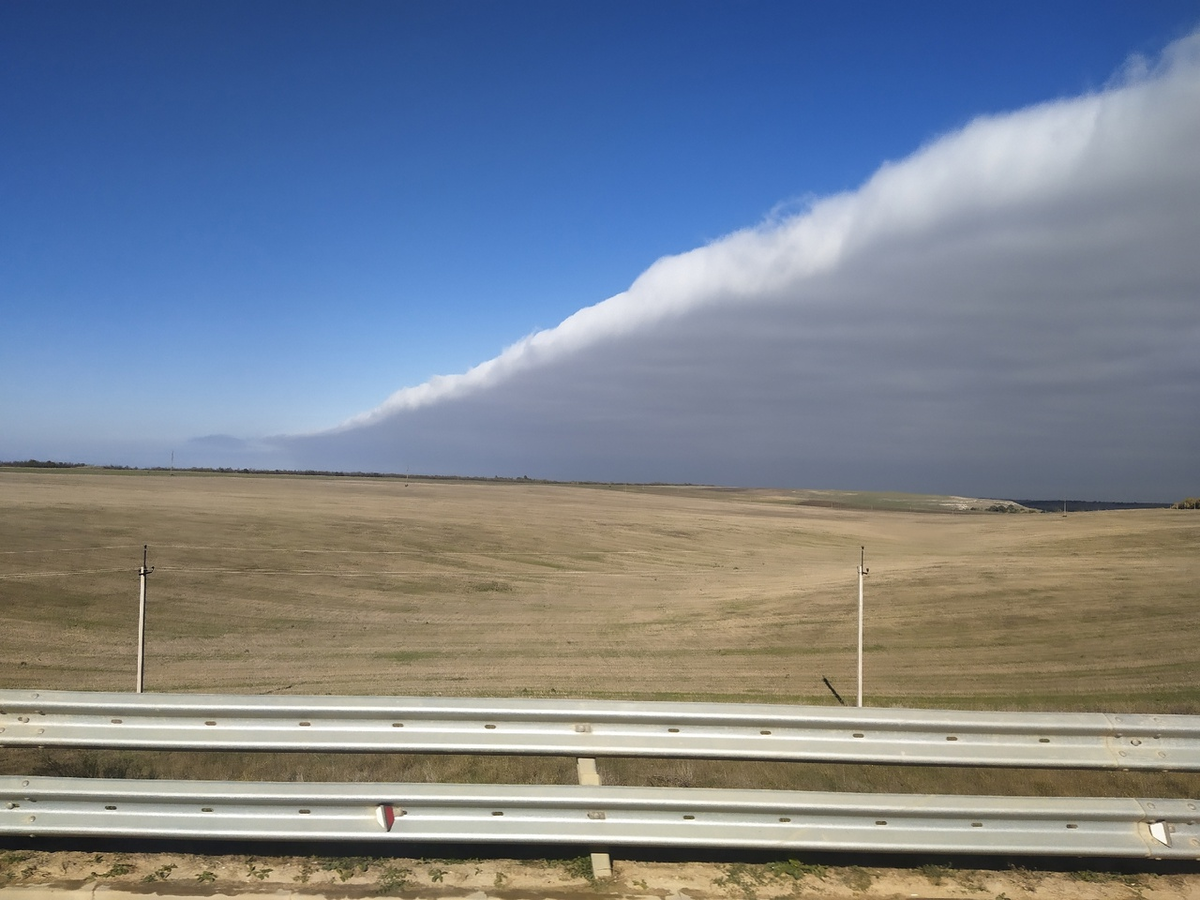Обратите внимание: Облако имеет форму почти ровного листа: нижняя кромка - практически плоская, а торец - в виде аккуратно оторванной страницы (с) Фото: Н. Остапцов
