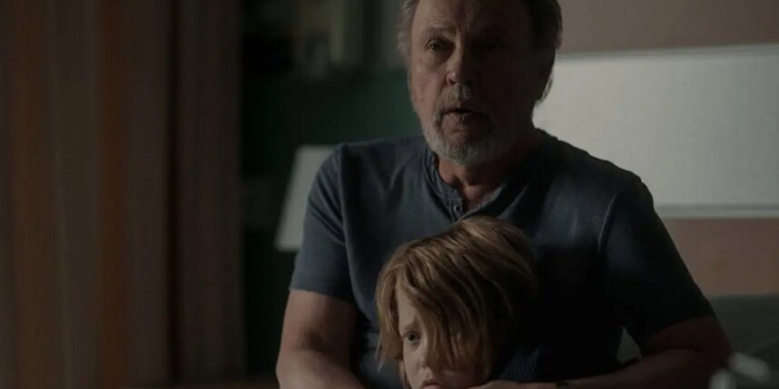    Ноа (Якоби Джуп) и Илай (Билли Кристал) чувствуют мистическую связь друг с другом. APPLE TV+