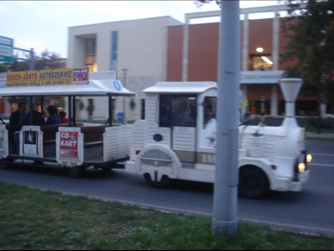Фото автора. Паровозик на фоне торгового центра. Снято стоя на велодорожке.