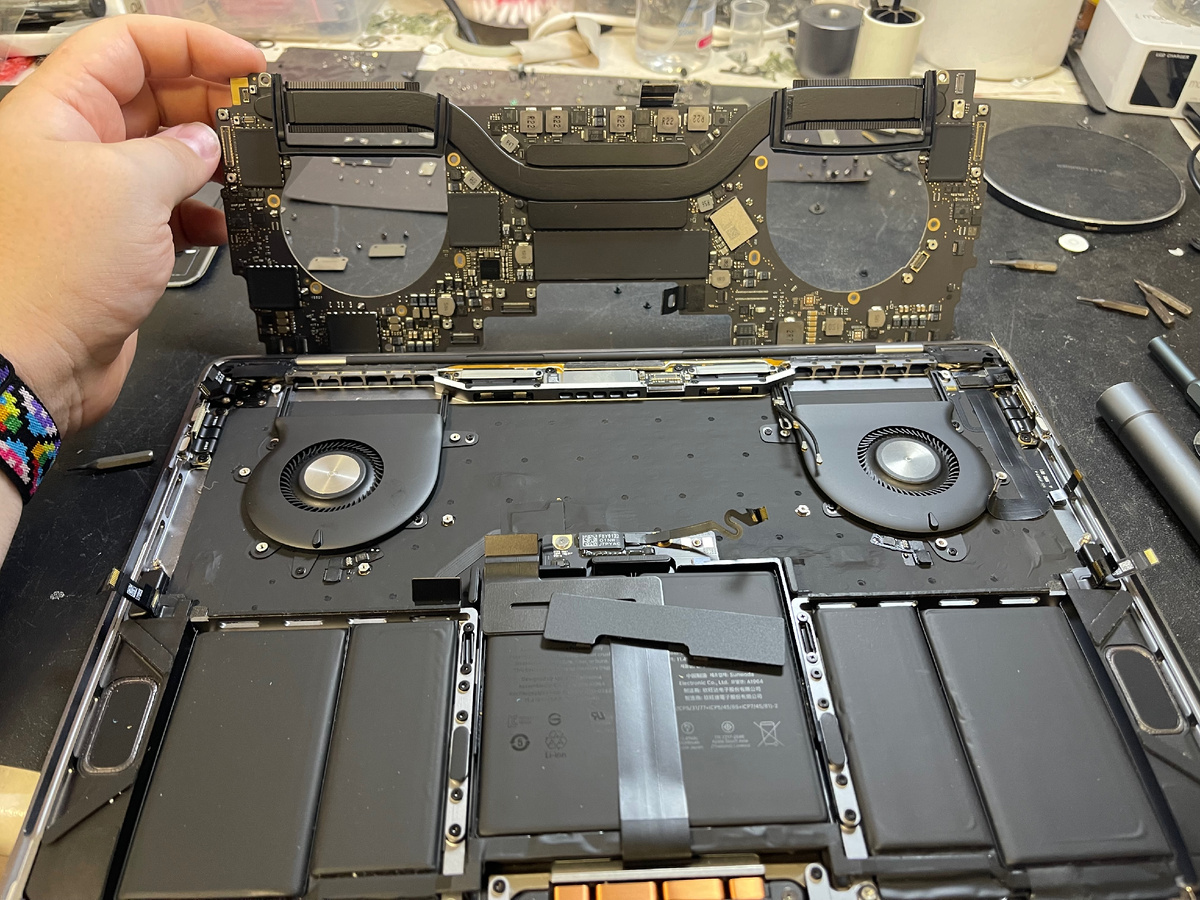 Система охлаждения MacBook Pro состоит из двух кулеров и медных трубок прикрученых к плате и процессору.