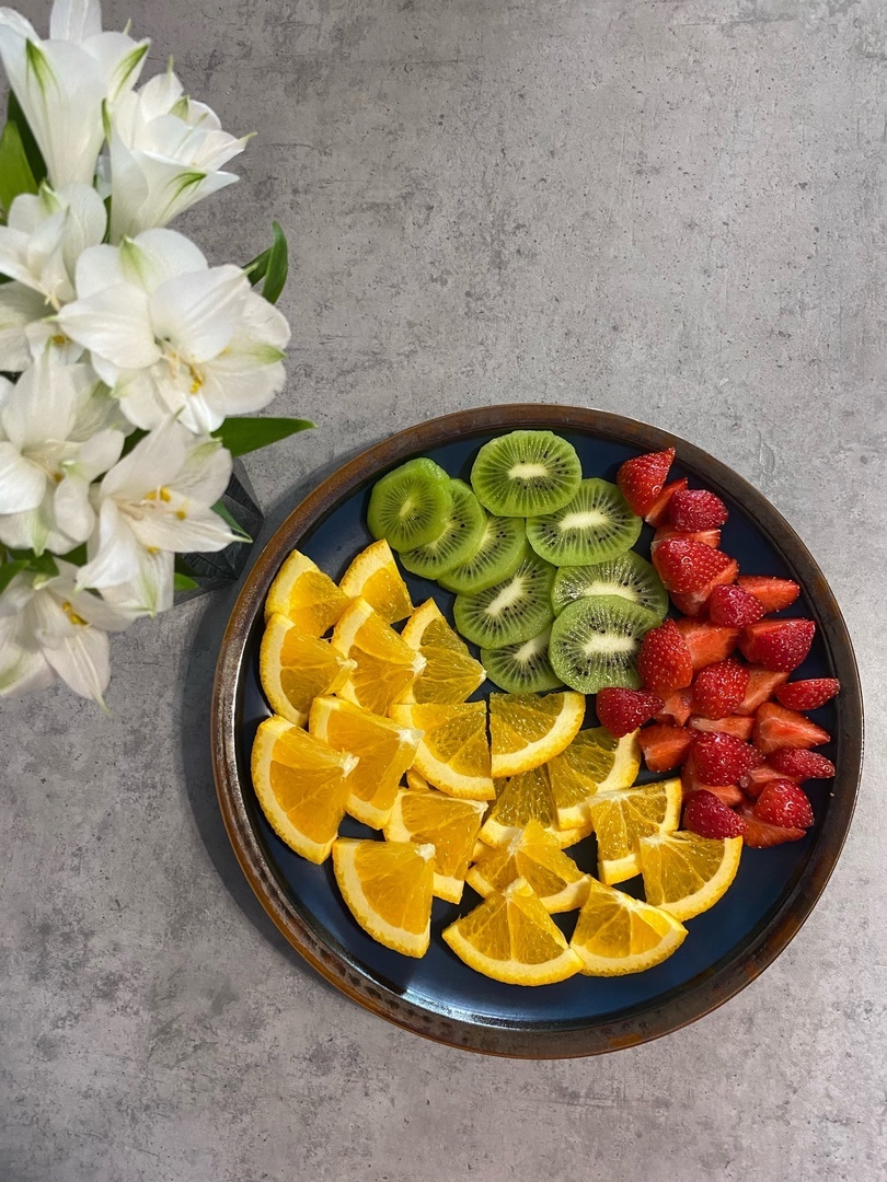 Один апельсин, одно киви и 8 клубник. А сколько ярких красок и вкуса