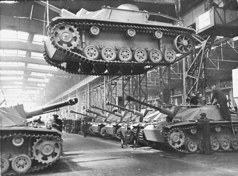 Чтобы потом лихорадочно пытаться нарастить производство в 1943 — 1944 гг. Не без некоторых успехов. Тем более, что массово использовался принудительный труд и мощности европейских заводов.