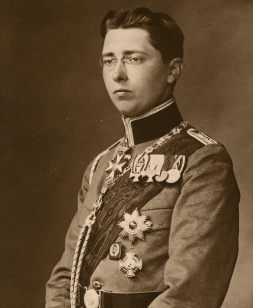 Прусский князь Вальдемар (1889-1945). Прожил дольше других потомков Виктории по мужской линии, так как получал регулярные гемотрансфузии (переливания крови). В середине ХХ века это был единственный метод лечения гемофилии. Умер в 1945 году от кровотечения из-за невозможности осуществить очередное переливание крови.