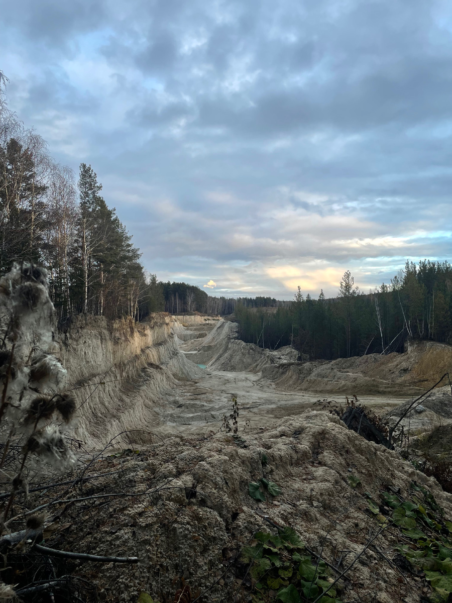 Каолиновые утесы рядом с карьером 