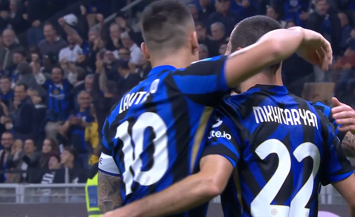 Празднование Интера после гола Мхитаряна