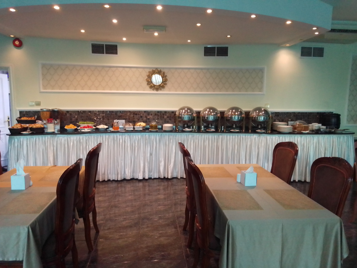 Вот так выглядел общий стол в ресторане. Все, как четыре года назад